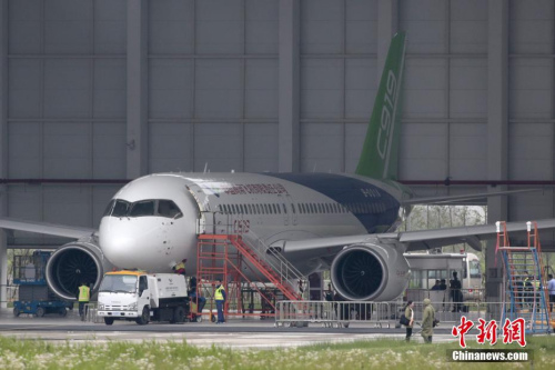 5月4日，一架國產(chǎn)大飛機C919在機庫內(nèi)做首飛前最后的準備。中新社記者 張亨偉 攝